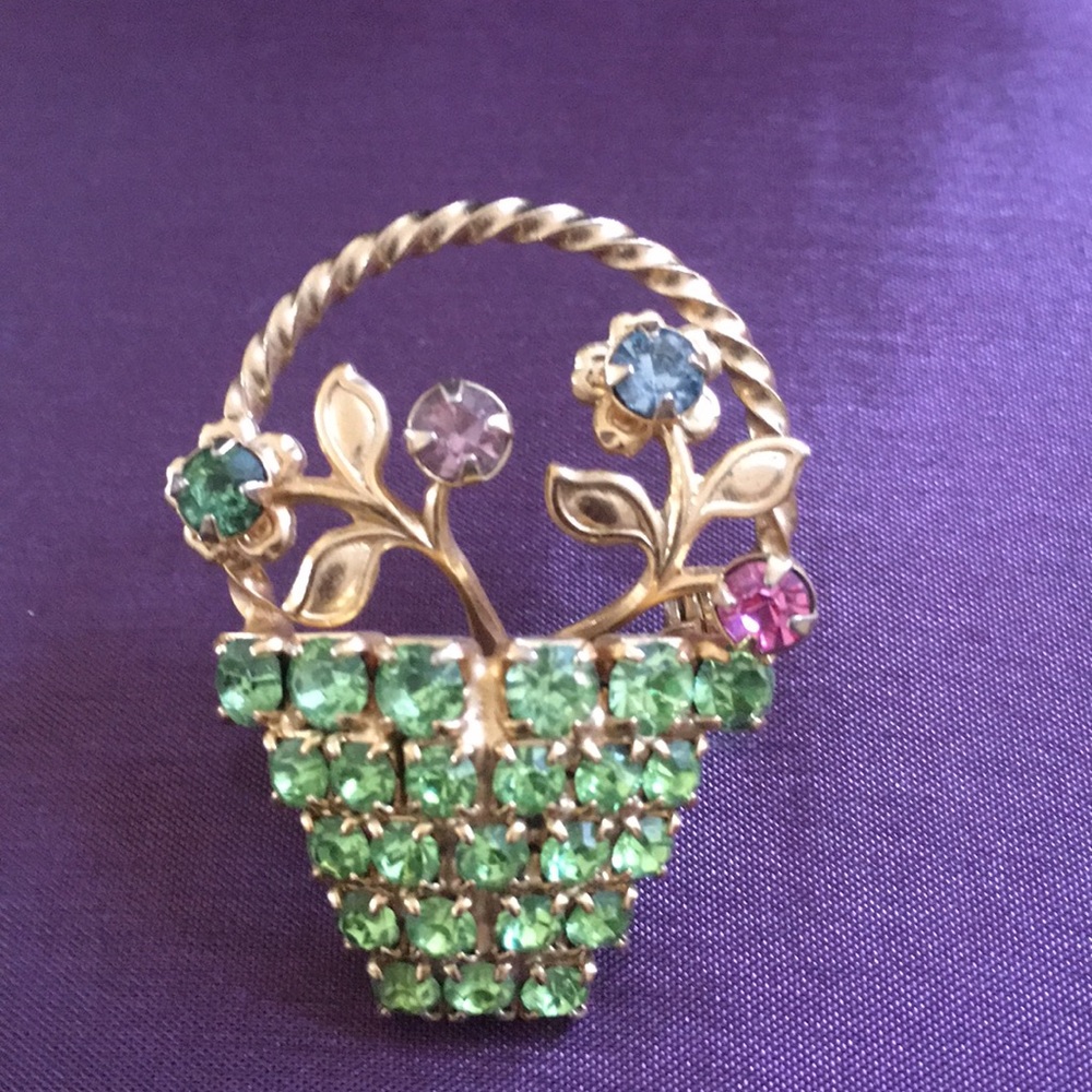 Pastel basket of flowers pin